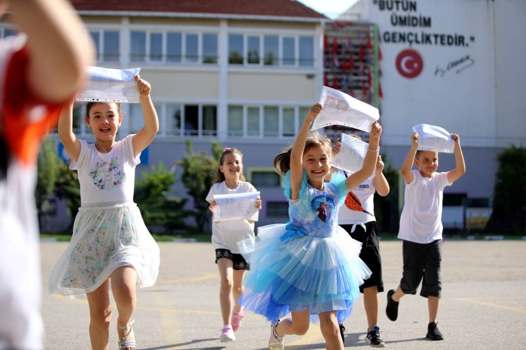 Yaklaşık 19 milyon öğrenci karnesini alarak yaz tatiline girdi - Resim: 10